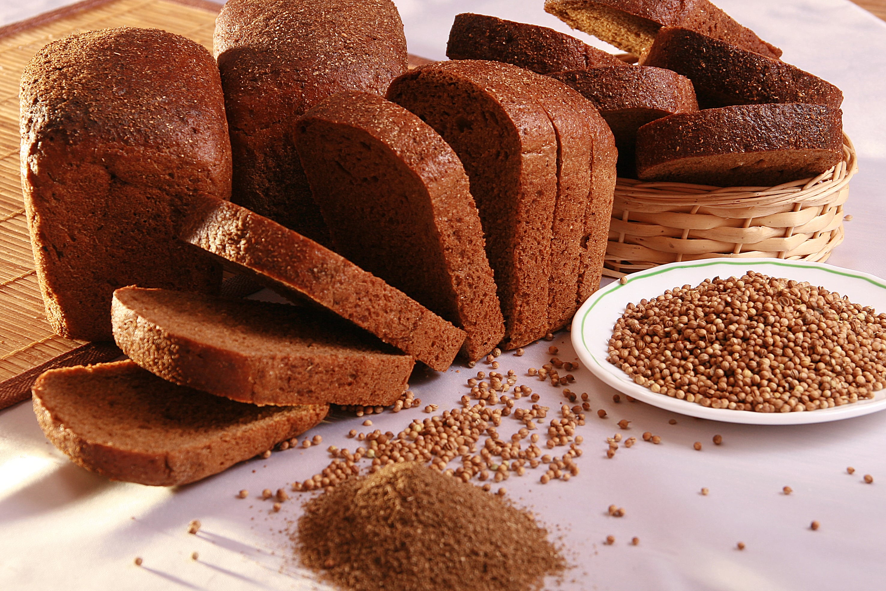 Ржаной хлеб смесь. Ржано-пшеничный хлеб. Зерновой ржано пшеничный хлеб. Хлеб из смеси ржаной и пшеничной муки. Хлеб из ржаной муки.